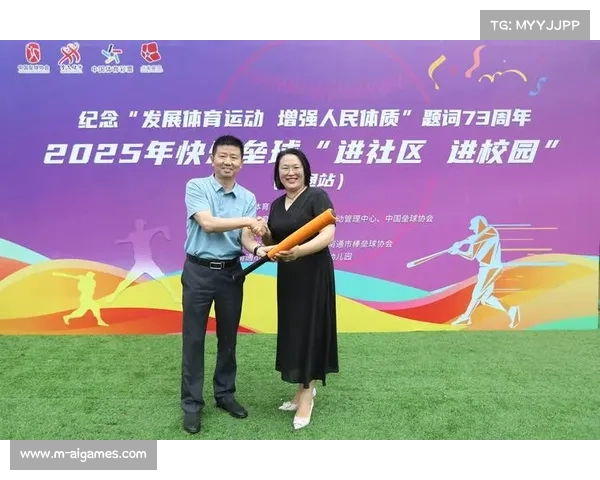 快乐垒球活动进校园，专业教练指导青少年基础技能